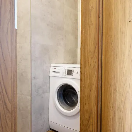 Royal Piotrkowska 33 Хостел Лодзь